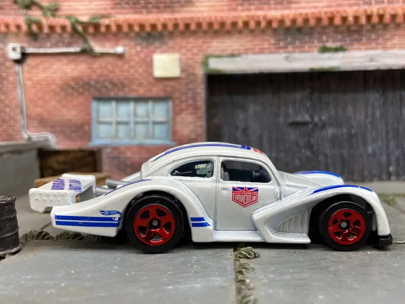 Loose Hot Wheels: Vw Volkswagen Kafer Racer Race Car Dressed In Urban Outlaw Red, White And Blue Livery 1