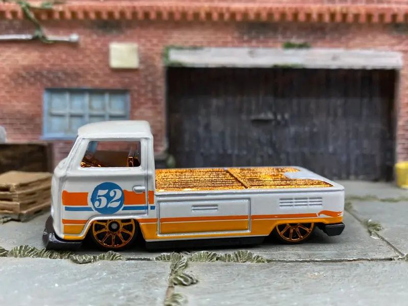 Loose Hot Wheels - Vw Volkswagen T2 Pick Up - Pearl White And Gold 52Nd Anniversary 1