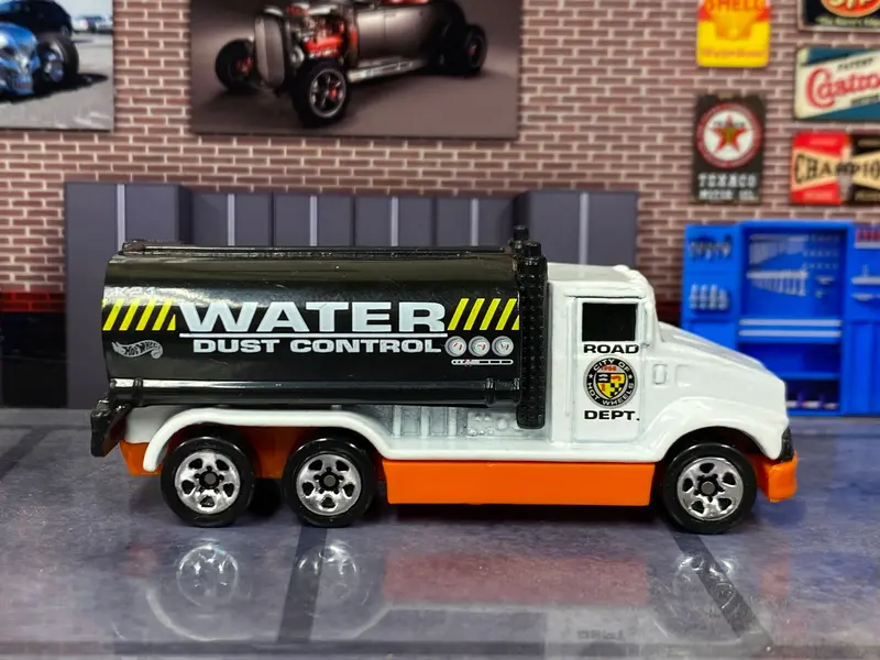 Loose Hot Wheels - Water Department Water Tanker (1991) - White, Orange And Black 1