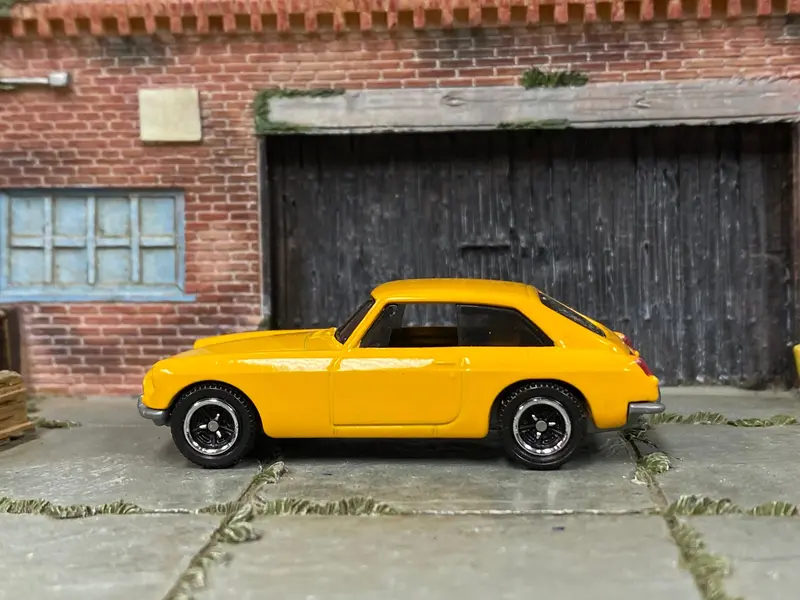 Loose Matchbox - 1971 Mgb Gt Coupe - Yellow 1