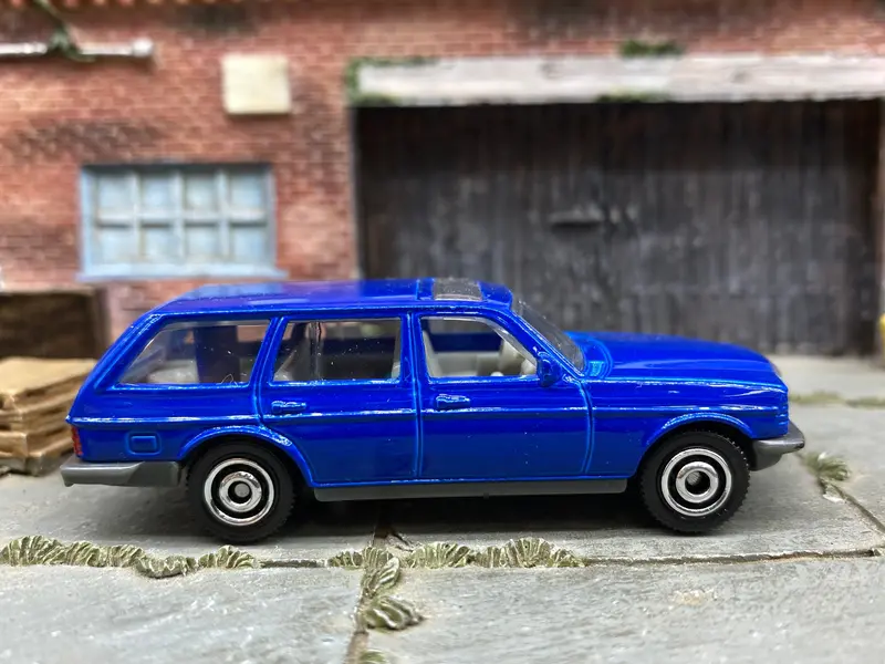 Loose Matchbox - 1980 Mercedes-Benz W123 Wagon - Dark Blue 1