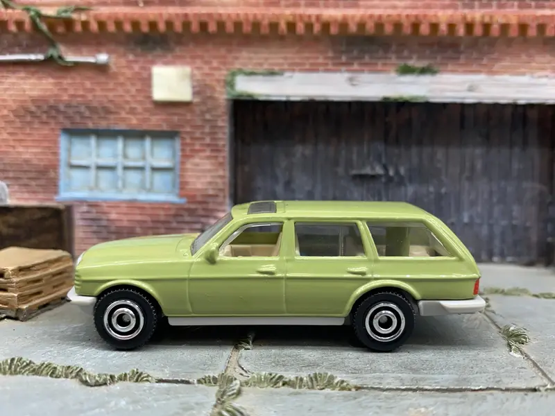 Loose Matchbox - 1980 Mercedes-Benz W123 Wagon - Green 1