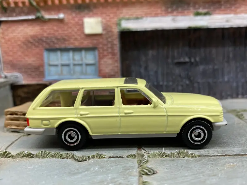 Loose Matchbox - 1980 Mercedes-Benz W123 Wagon - Light Yellow 1