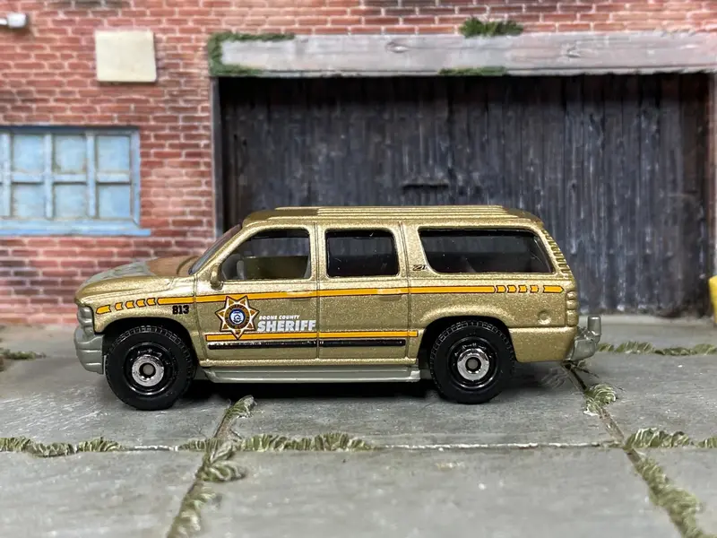 Loose Matchbox - 2000 Chevy Suburban - Gold Boone County Sheriff 1