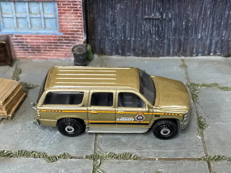 Loose Matchbox - 2000 Chevy Suburban - Gold Boone County Sheriff 2