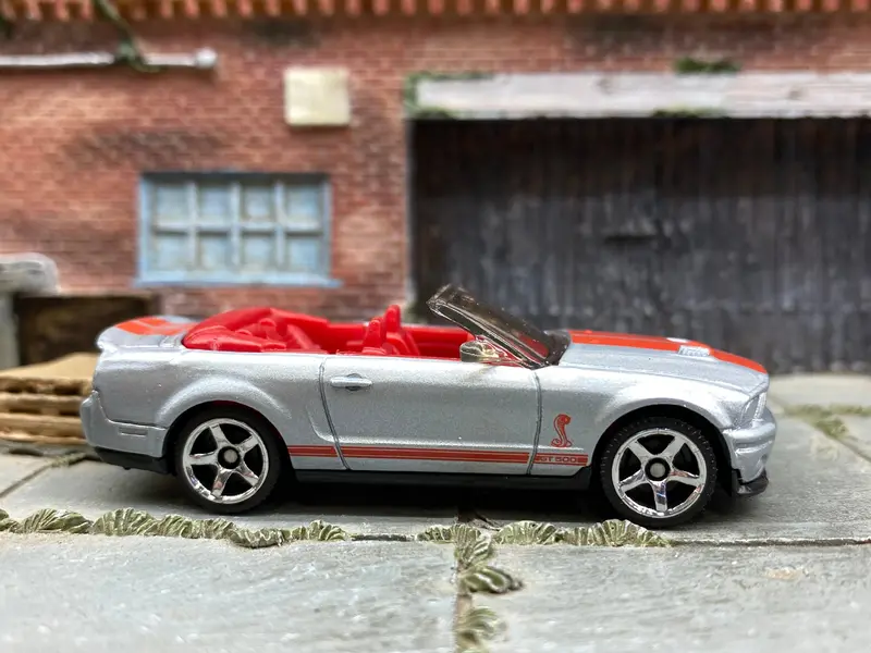 Loose Matchbox - 2007 Ford Mustang Shelby Gt500 Convertible - Silver And Red 1