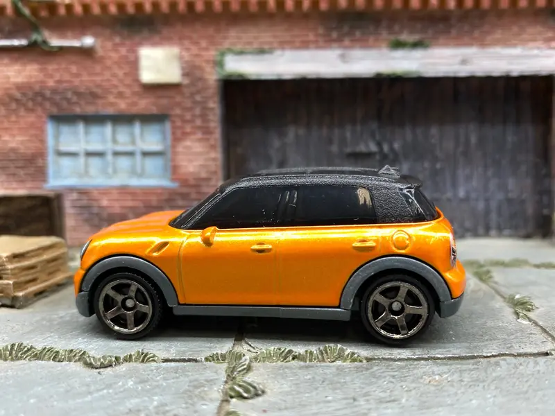 Loose Matchbox - 2011 Mini Copper Countryman - Orange 1