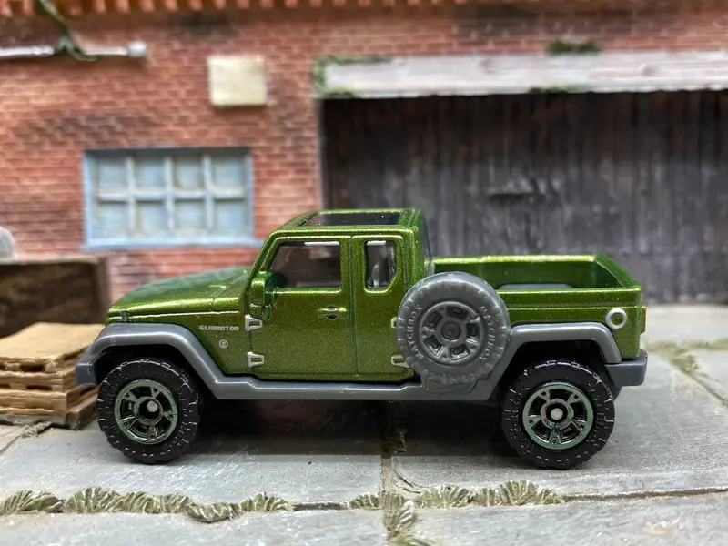 Loose Matchbox - 2017 Jeep Gladiator Truck - Green 1