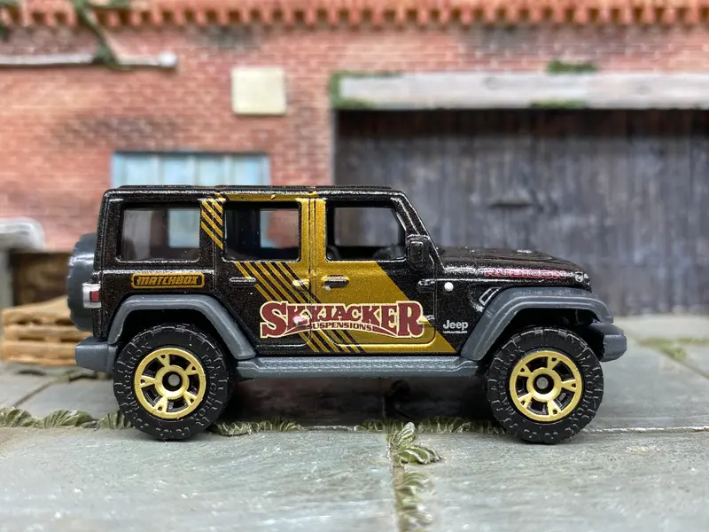 Loose Matchbox - 2018 Jeep Wrangler Jl 4 Door - Black And Gold Skyjacker 1