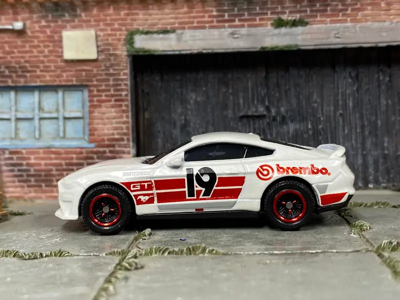 Loose Matchbox - 2019 Ford Mustang Coupe - White And Red Brembo Brakes 1