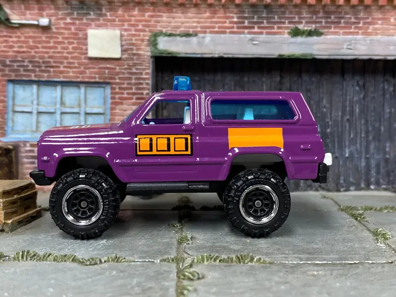 Loose Matchbox - 4X4 Chevy Blazer - Purple And Orange 1