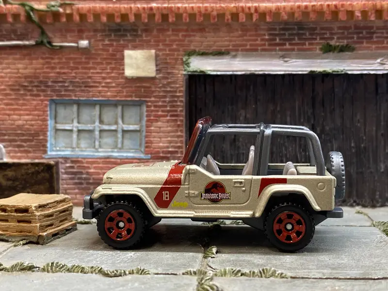 Loose Matchbox - Jeep Wrangler Jurassic Park Tour Jeep - Gold And Red 1
