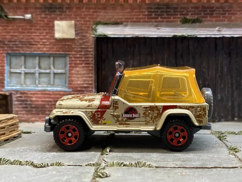 Loose Matchbox - Jeep Wrangler Jurassic Park Tour Jeep - Gold And Red With Yellow Top 1