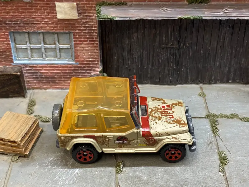 Loose Matchbox - Jeep Wrangler Jurassic Park Tour Jeep - Gold And Red With Yellow Top 2