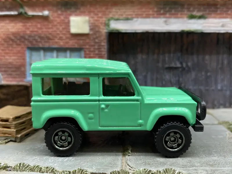 Loose Matchbox - Land Rover Defender 90 - Mint Green 1