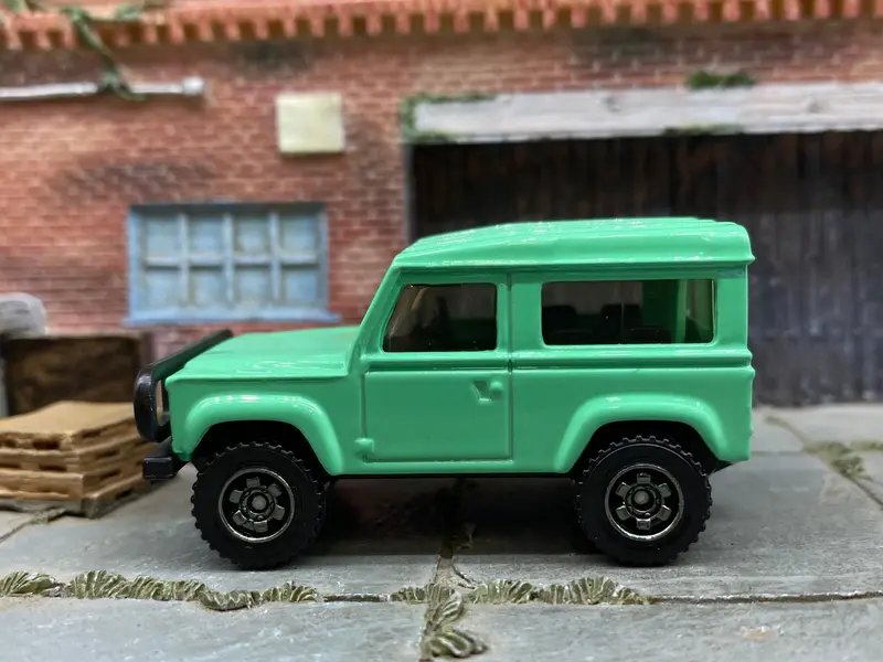 Loose Matchbox - Land Rover Defender 90 - Mint Green 2